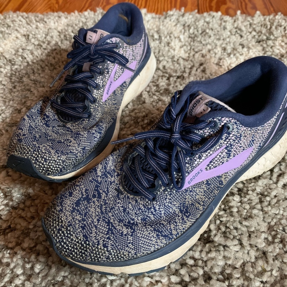 Women’s Brooks Ghost 11 sneakers size 8.5 purple